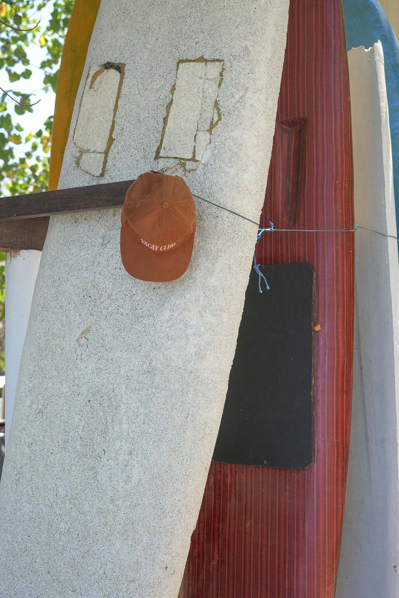 HIBISCUS 'VACAY CLUB' CAP