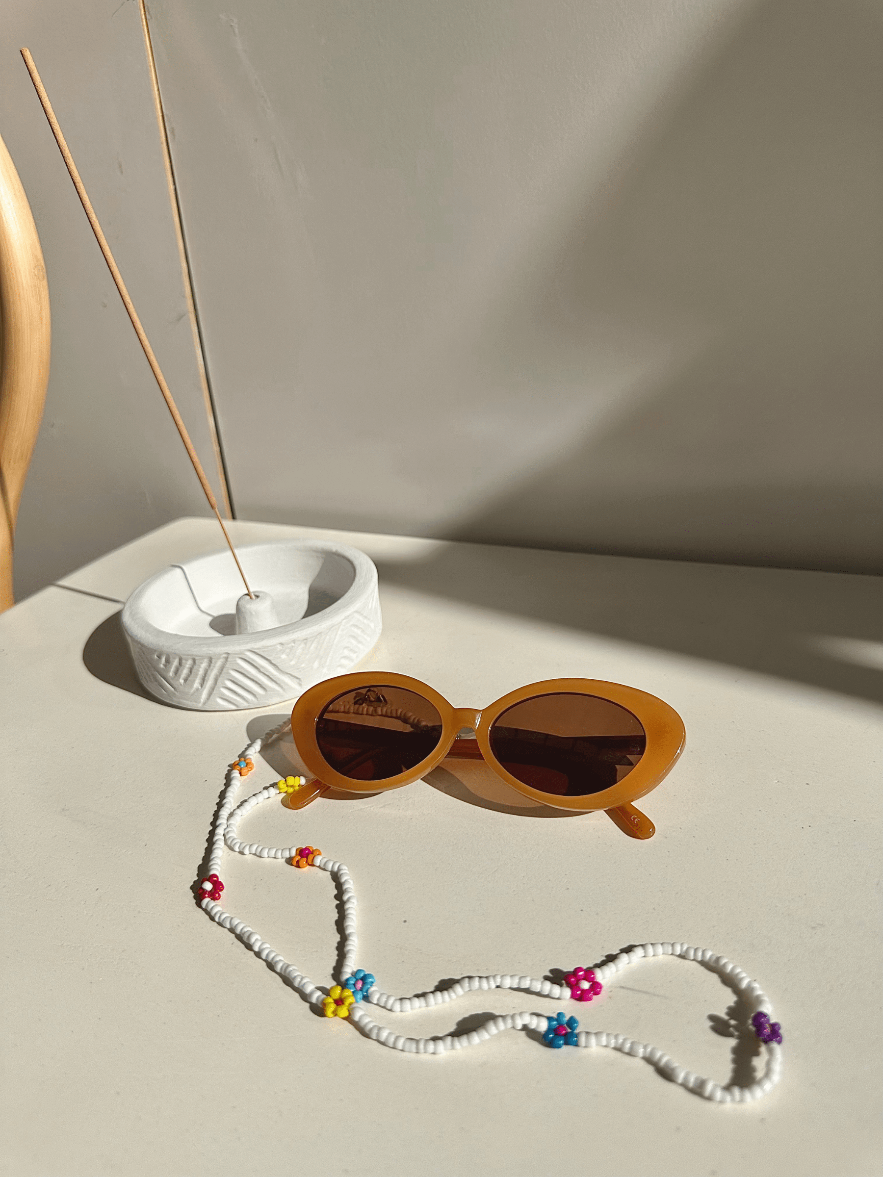 THE VACAY SUNGLASS CHAIN - WHITE BLOOM - HIBISCUS THE LABEL - Black Salt Co