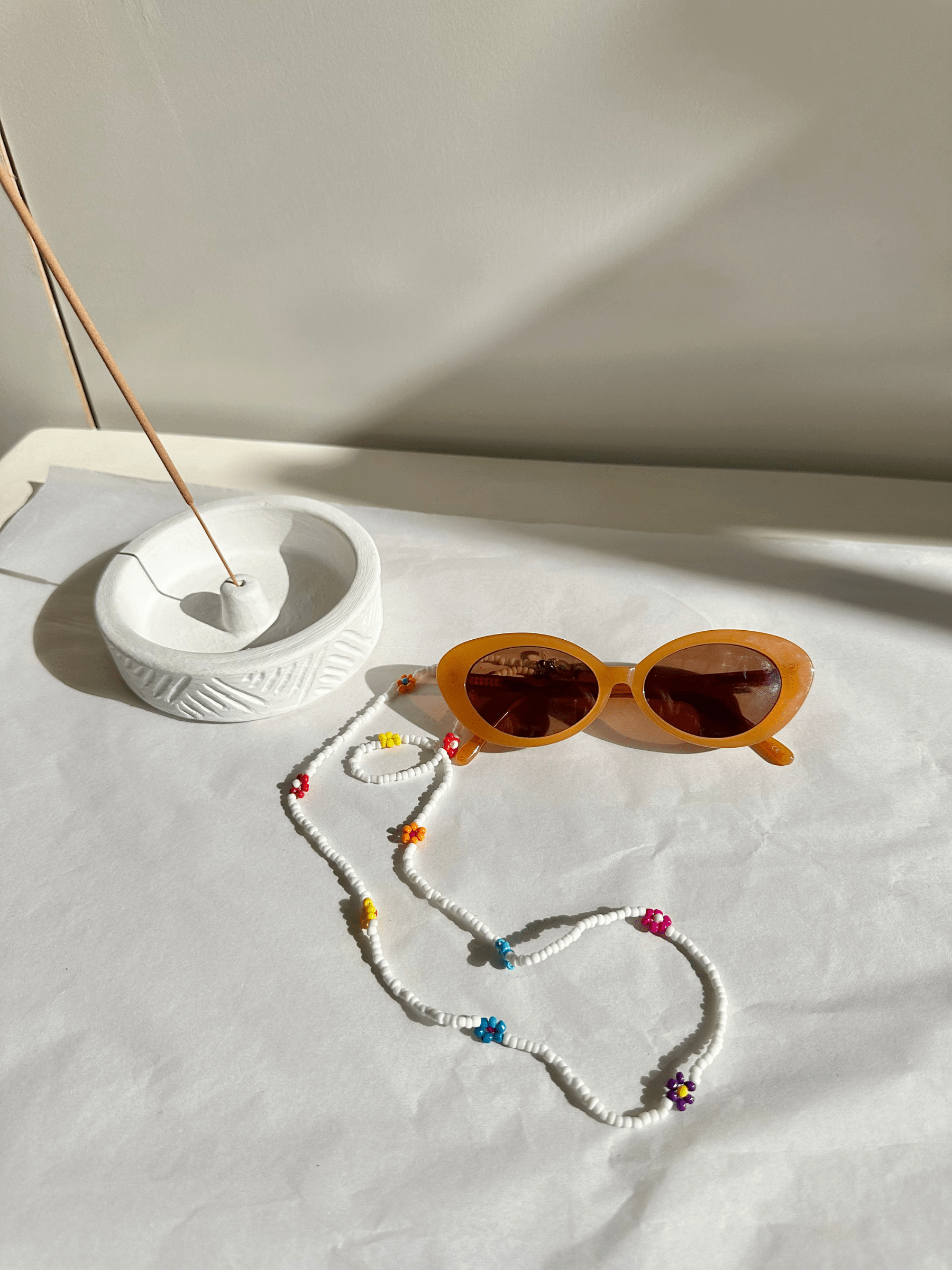 THE VACAY SUNGLASS CHAIN - WHITE BLOOM - HIBISCUS THE LABEL - Black Salt Co