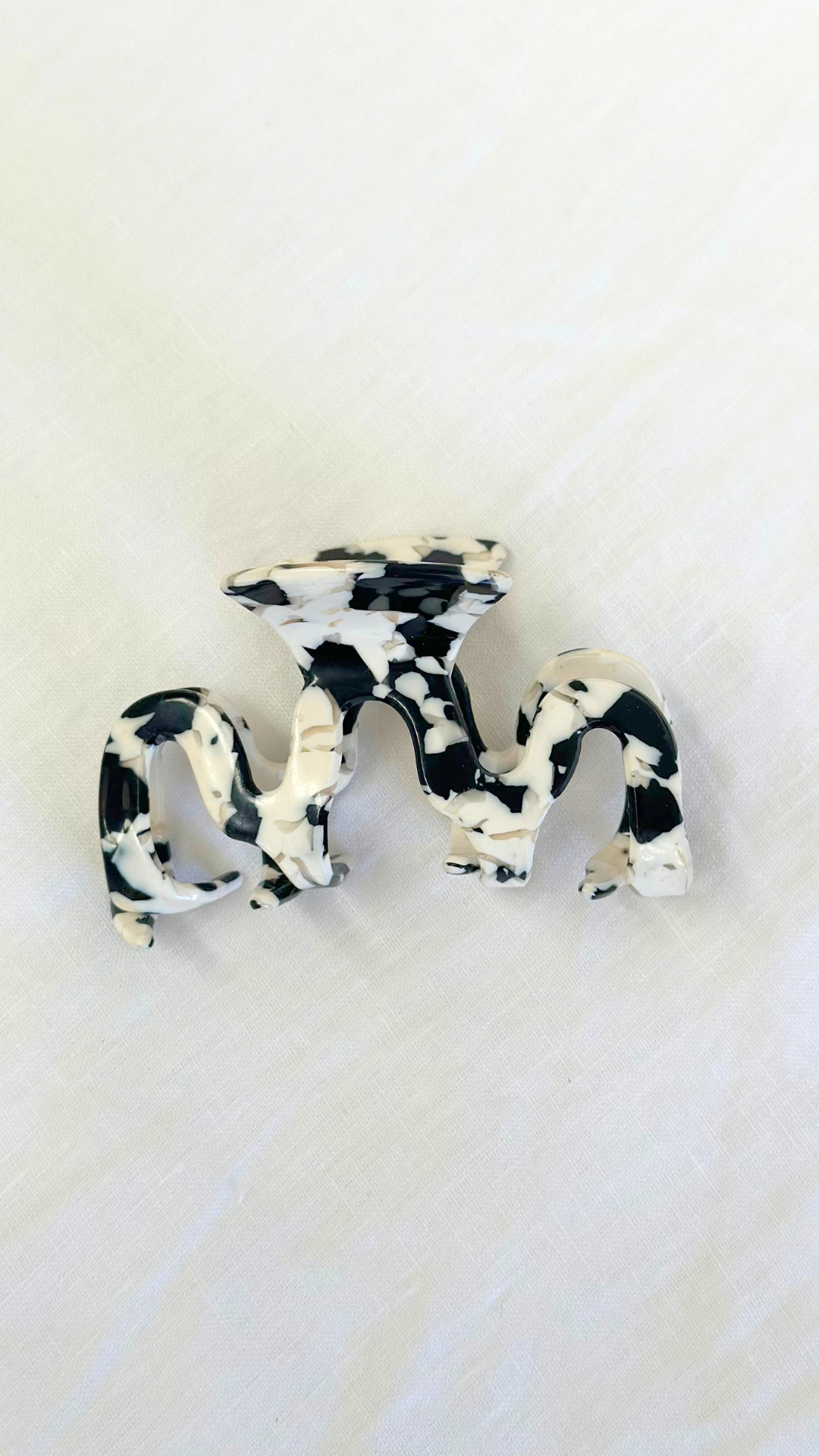WAVEY CLAW HAIR CLIP - BLACK MARBLEHIBISCUS THE LABEL