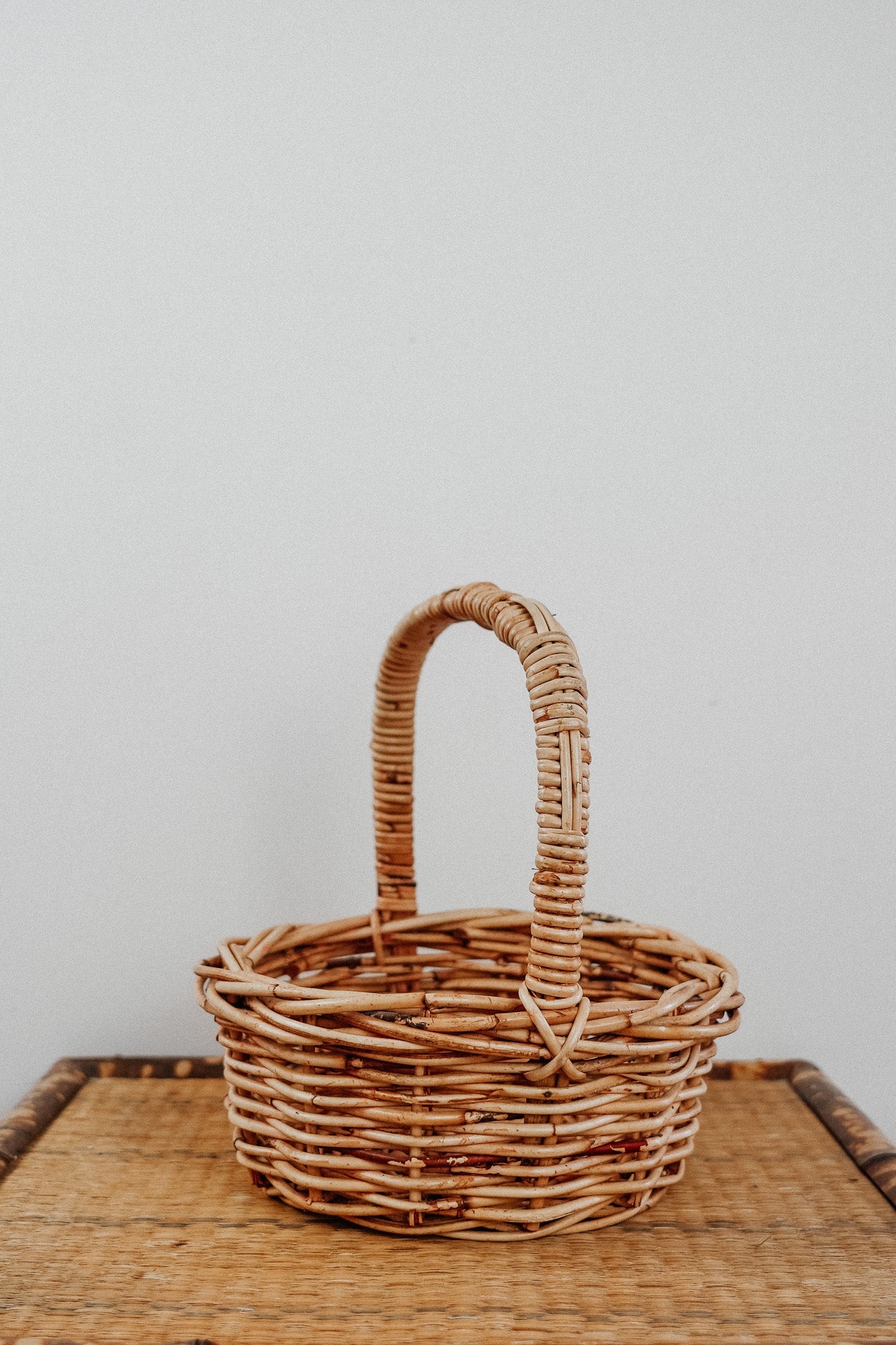 Round cane basket with handle
