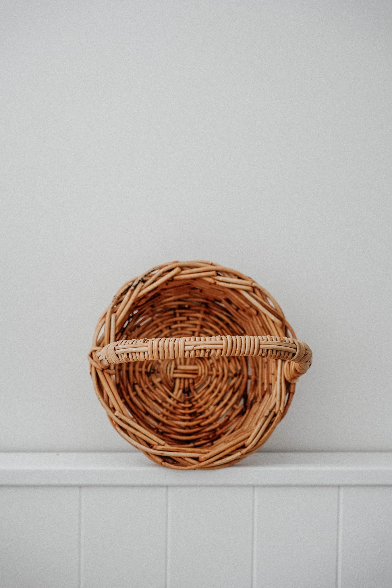 Round cane basket with handle